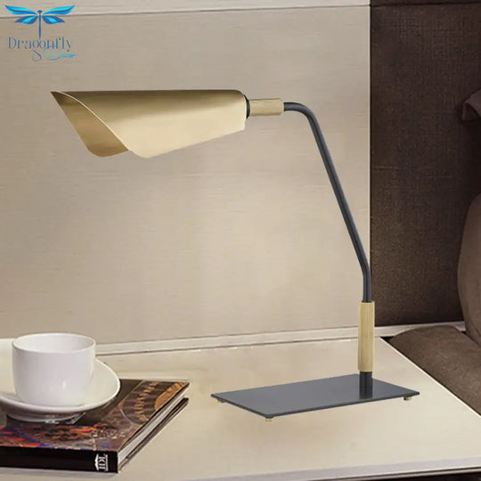 Fum Al Samakah - Gold Table Lamp