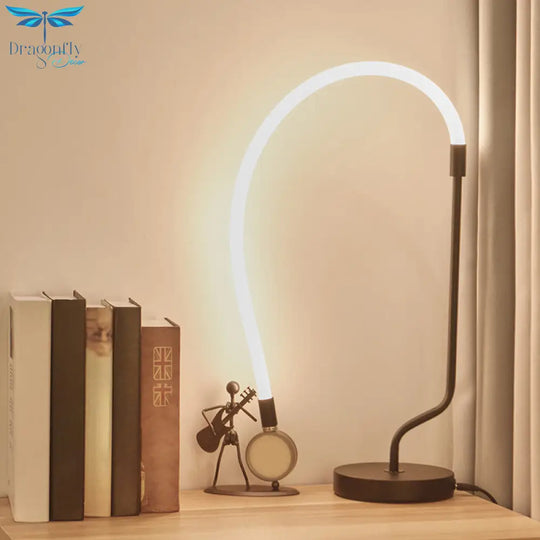 Luna’s Guiding Light: Modern Black Led Lamp For Stylish Ambiance