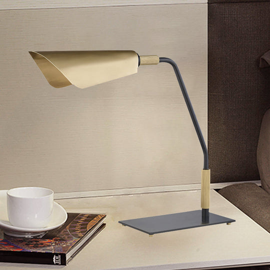 Fum Al Samakah - Gold Table Lamp