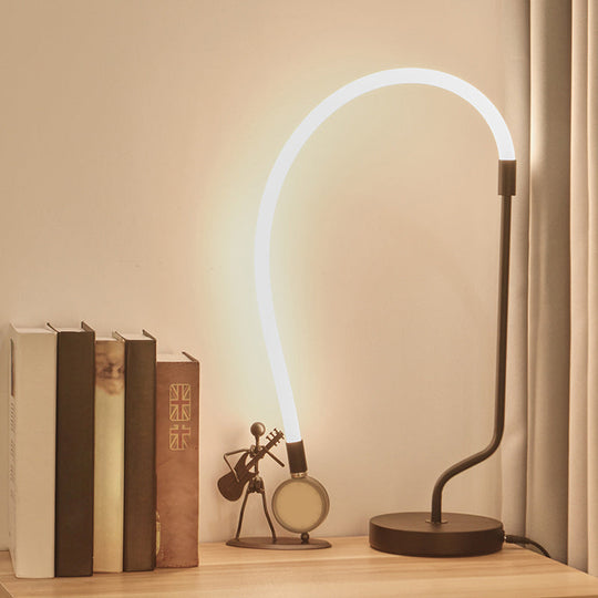 Luna’s Guiding Light: Modern Black Led Lamp For Stylish Ambiance